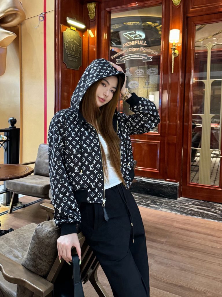 Louis VuittonLOUIS VUITTON ブランド フード付きスウェットジャケット 黒 2点セット おしゃれ 人気商品 - 画像 8