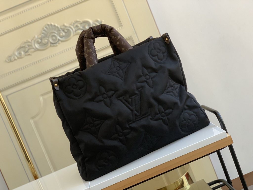 冬限定 LOUIS VUITTON　ルイヴィトン オンザゴー GM　ONTHEGO　ハンドバッグ2種　モノグラム　レディース　LVトートバッグ　プレゼント - 画像 2