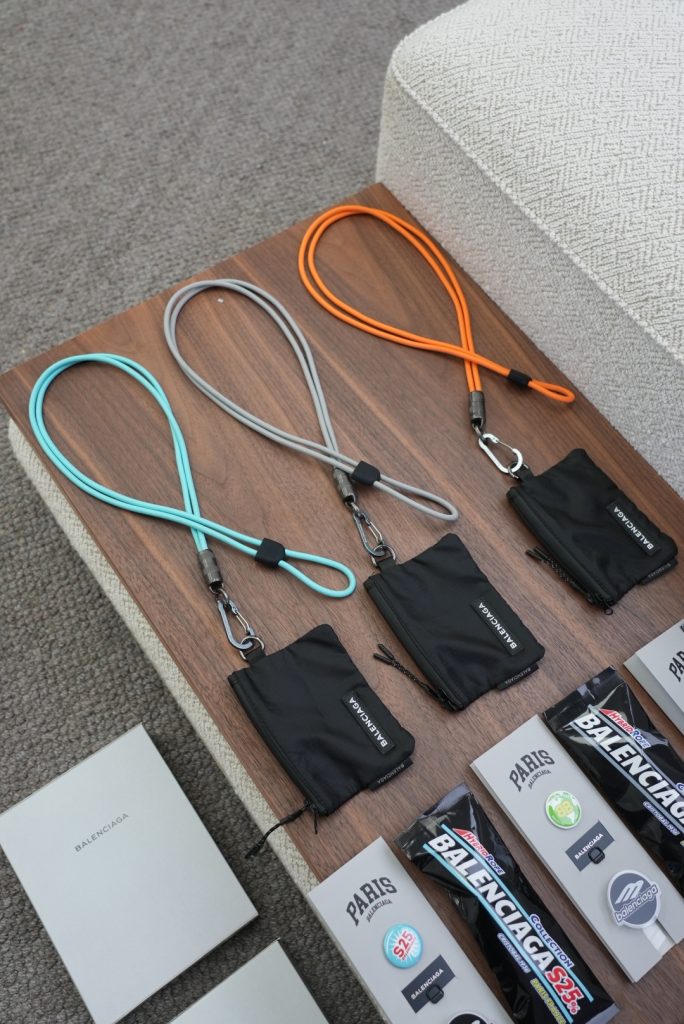 iPhoneケースBALenciaga バッグ 3色入 38g トレイル ポーチ ショルダーチェーン付き - 画像 2