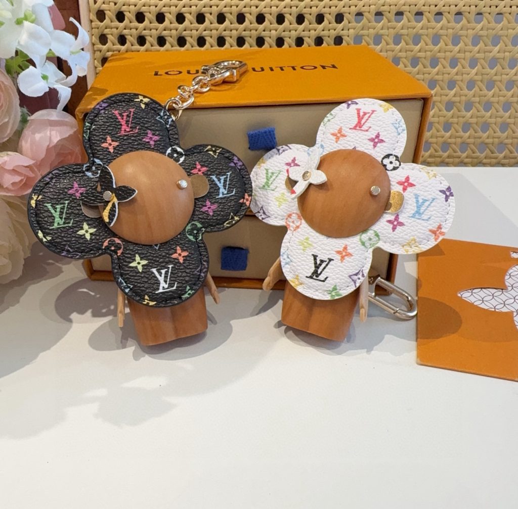 iPhoneケースルイヴィトン フラワー ロゴ チャーム 2色入 💐 - 画像 2