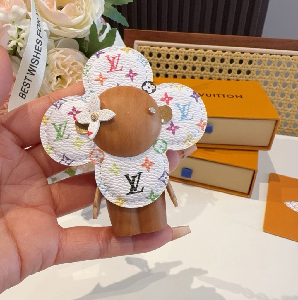 iPhoneケースルイヴィトン フラワー ロゴ チャーム 2色入 💐 - 画像 3