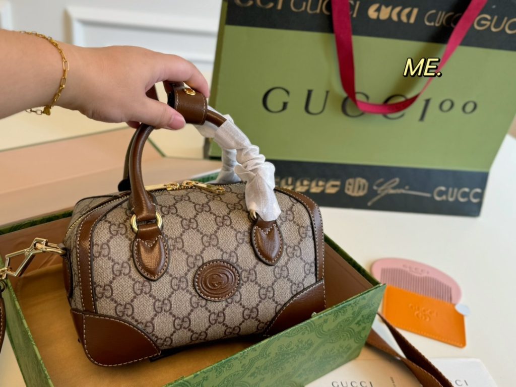 朝の支度で使うGUCCIのバッグは手元の見え方が気になる