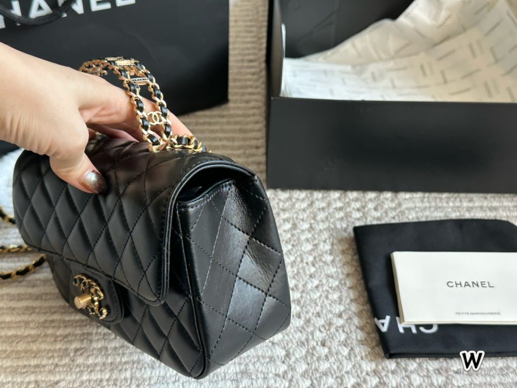 CHANEL ボリュームミニ マトラッセ ハンドバッグ 黒 1色 🖤 - 画像 3