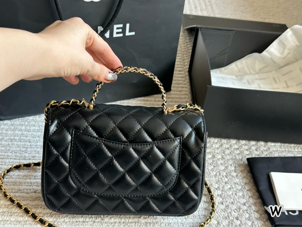 CHANEL ボリュームミニ マトラッセ ハンドバッグ 黒 1色 🖤 - 画像 4