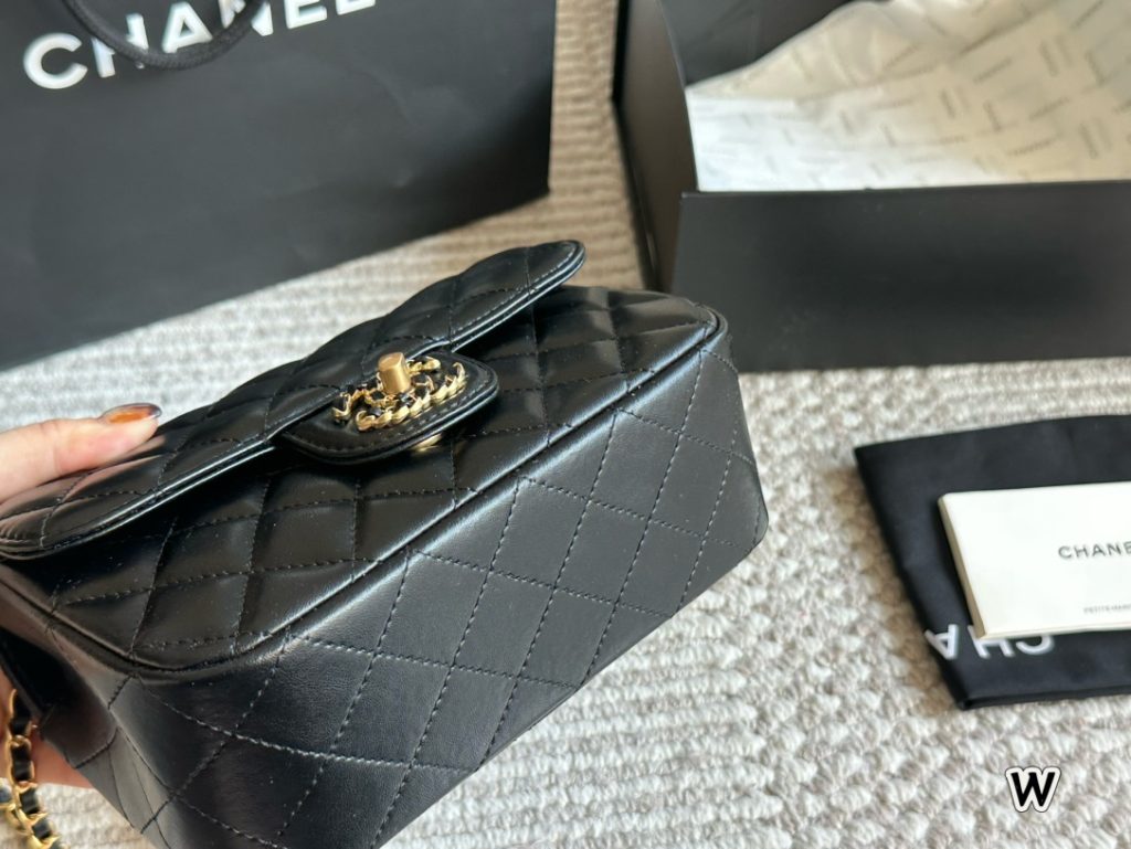 CHANEL ボリュームミニ マトラッセ ハンドバッグ 黒 1色 🖤 - 画像 6