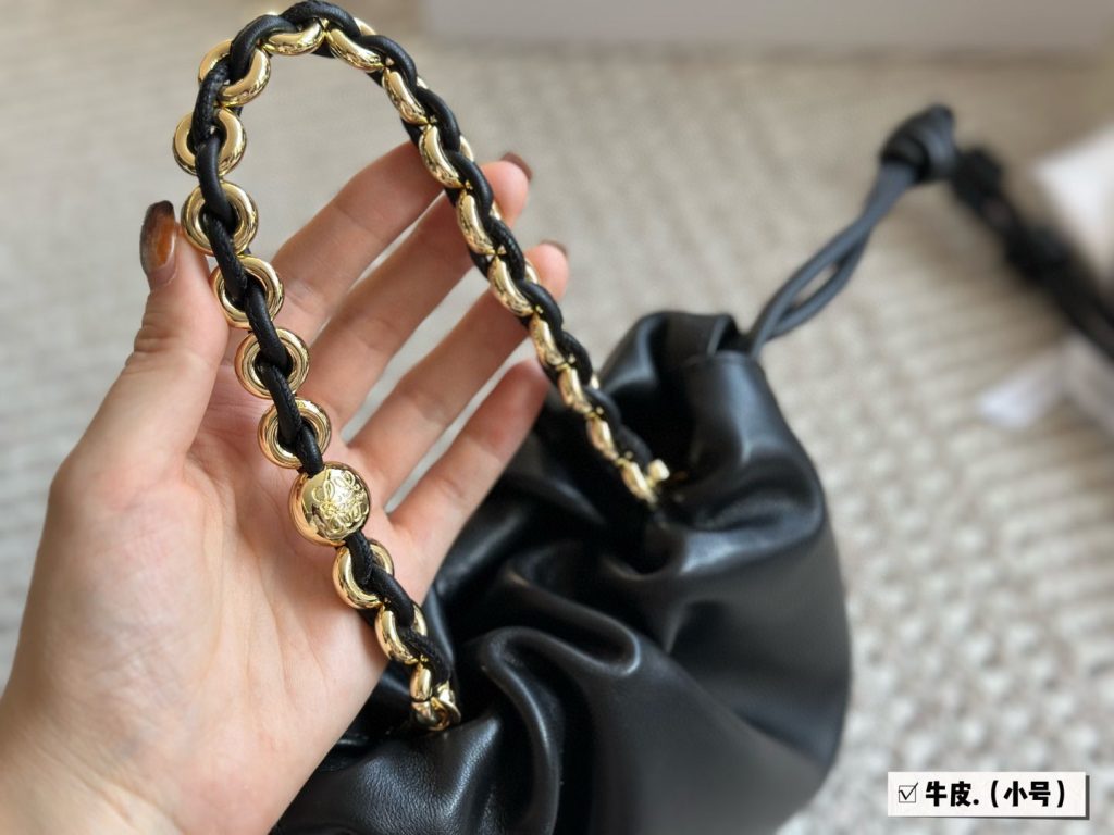LOEWE ブラック チェーンショルダー バッグ 2サイズ - 画像 4