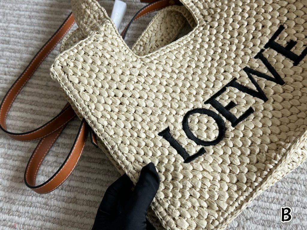 ロエベ 草編みトートバッグ ロゴ刺繍 ブラウンストラップ 1色入 🌞 - 画像 3