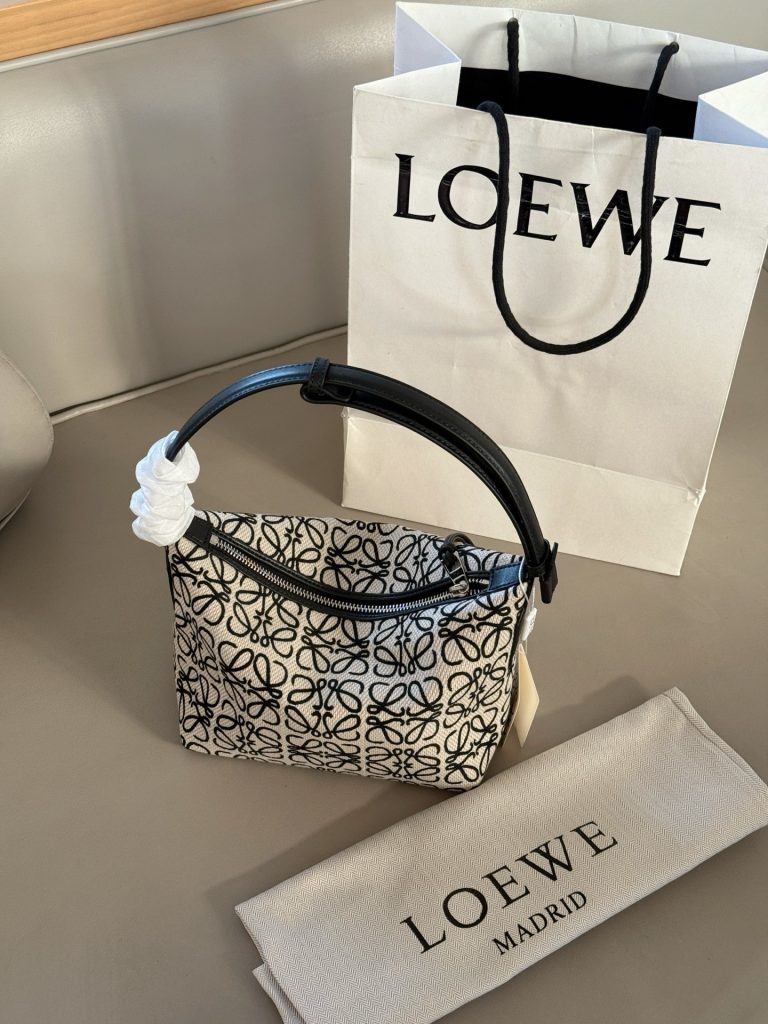 Loewe CUBI バッグ ブラック×ベージュ ロゴ柄 2wayハンドバッグ 🖤 - 画像 2