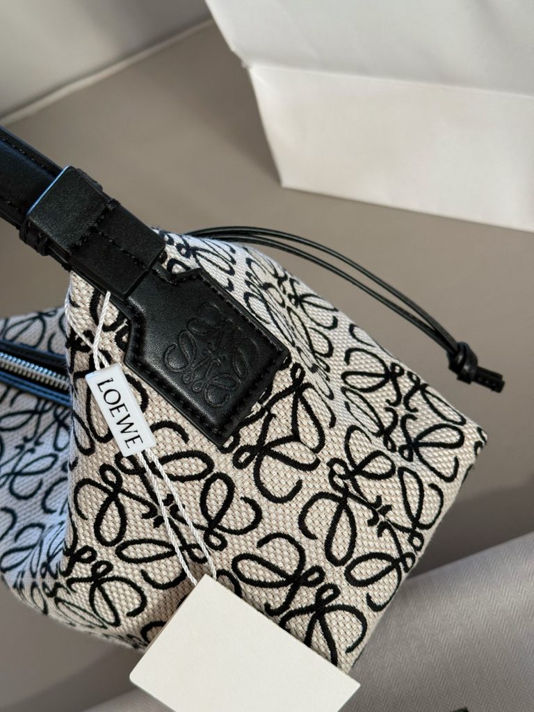 Loewe CUBI バッグ ブラック×ベージュ ロゴ柄 2wayハンドバッグ 🖤 - 画像 3