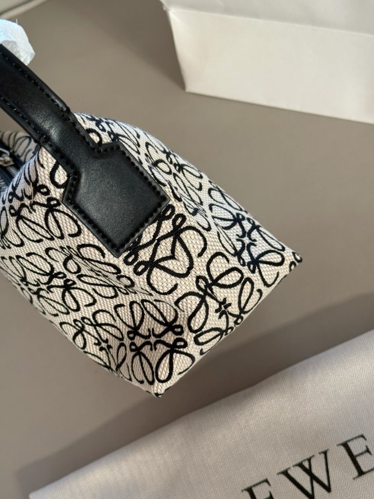 Loewe CUBI バッグ ブラック×ベージュ ロゴ柄 2wayハンドバッグ 🖤 - 画像 4