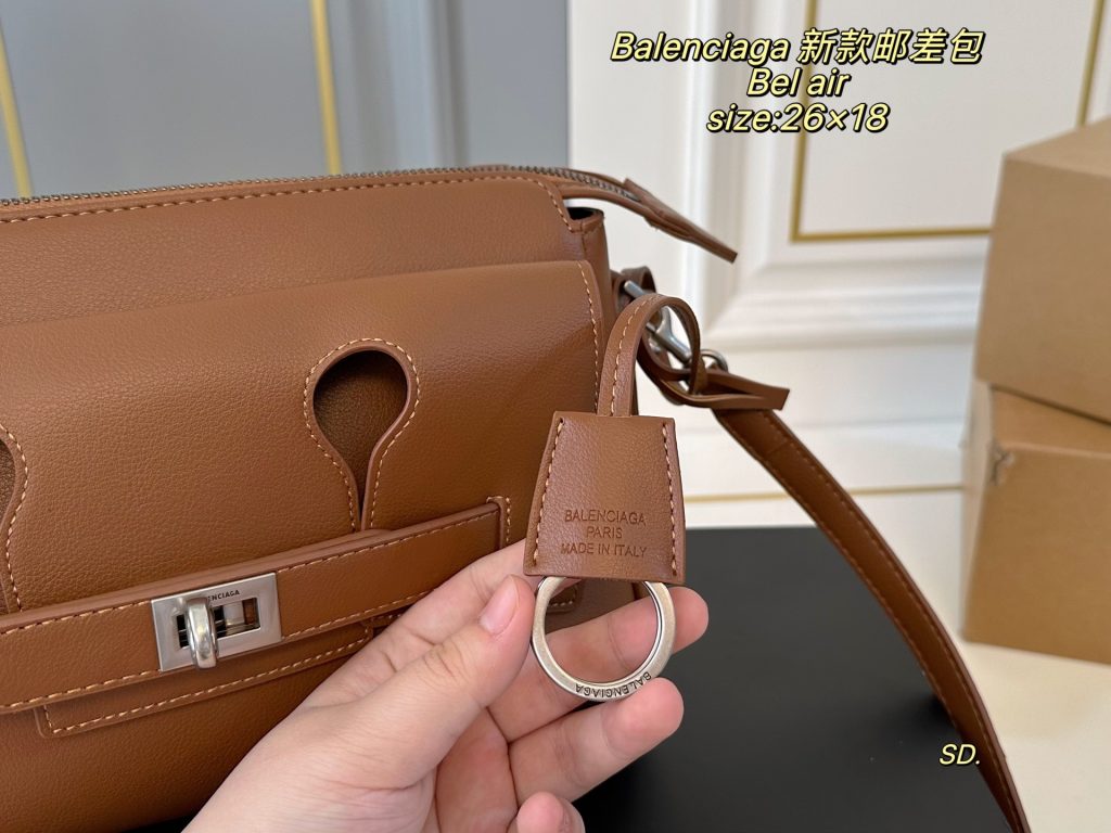 BALENCIAGA ベルエア バッグ ブラウン色 26×18cm｜旅行の日に写真で金具の印象を整理 - 商品画像 1