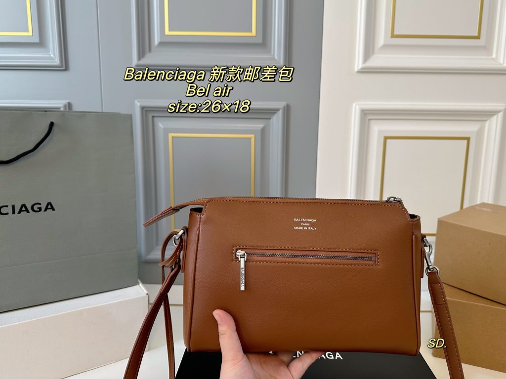 BALENCIAGA ベルエア バッグ ブラウン色 26×18cm｜旅行の日に写真で金具の印象を整理 - 商品画像 2