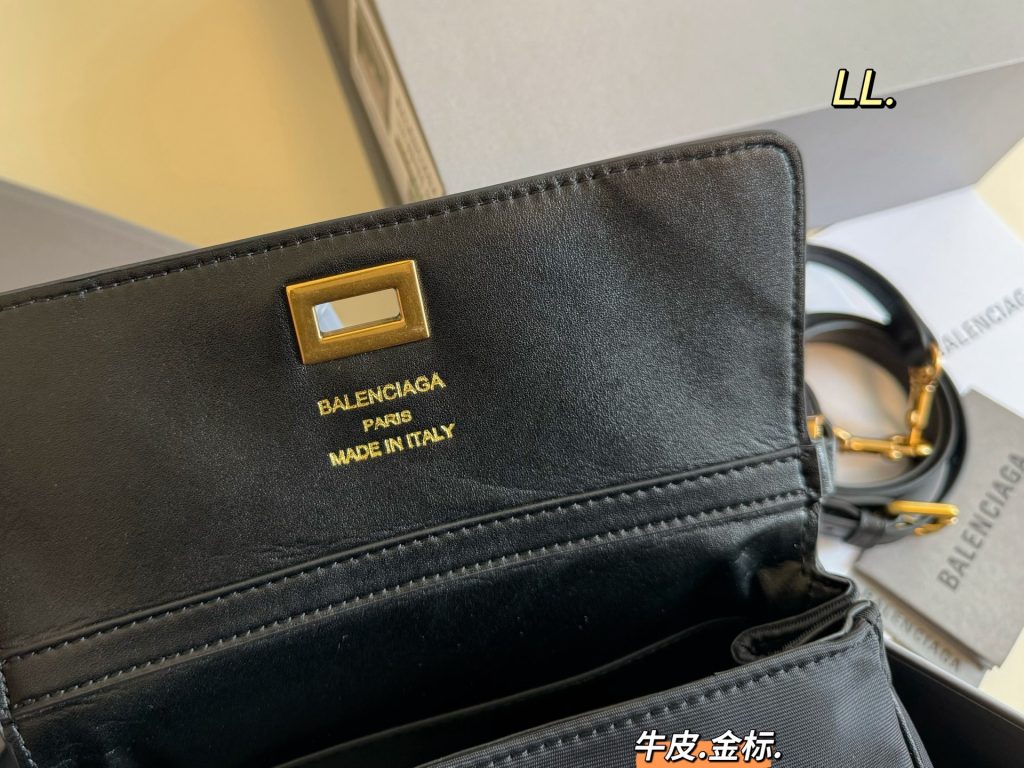 バレンシアガ ミニショルダーバッグ 黒 金具 レザー 4色入 🖤 - 画像 6