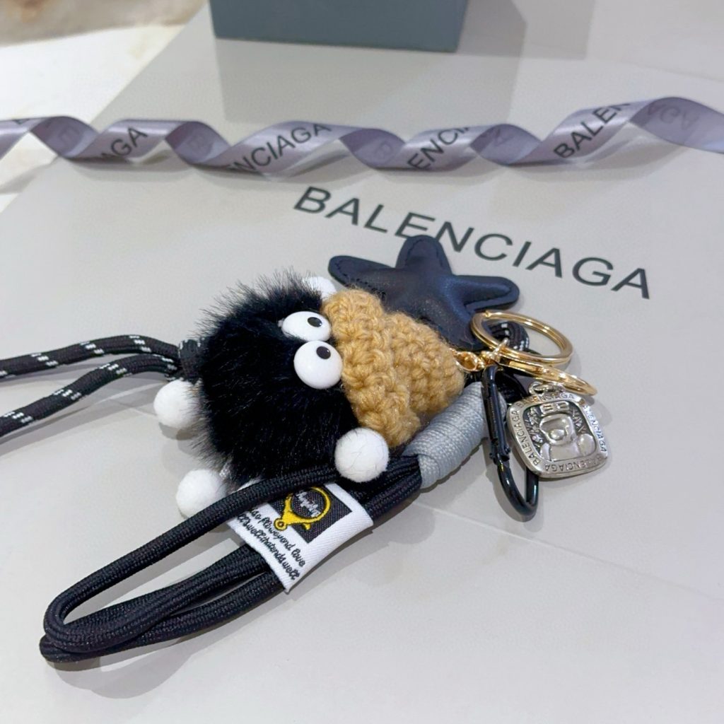 BALENCIAGA ポムポムキーホルダー かわいい 2色入 🐾 - 画像 2