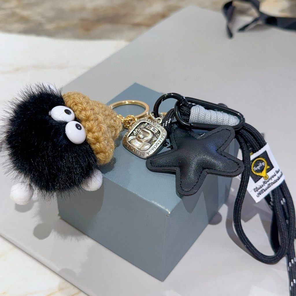 BALENCIAGA ポムポムキーホルダー かわいい 2色入 🐾 - 画像 4