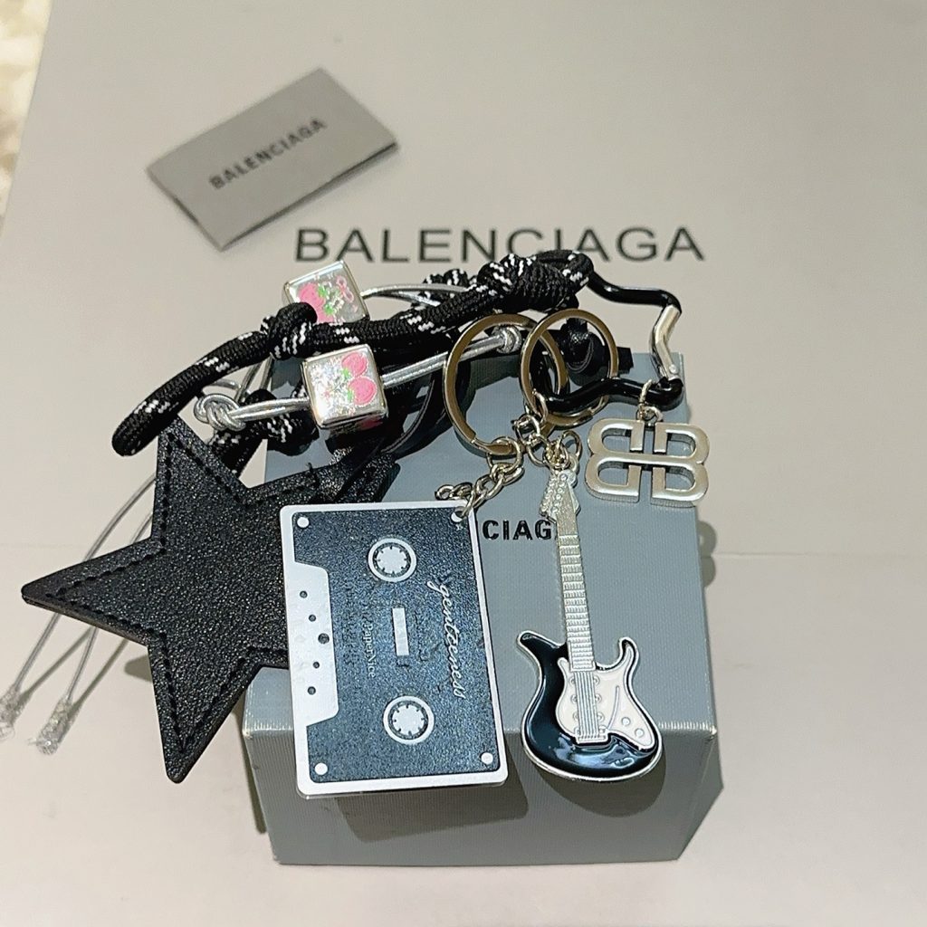 BALENCIAGA キーリング 6個セット ブラック 韓国風デザイン 🎸 - 画像 2