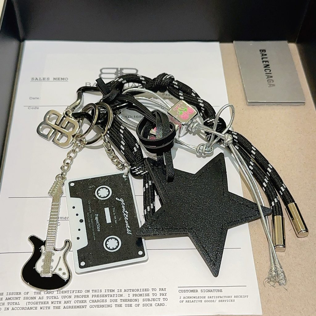 BALENCIAGA キーリング 6個セット ブラック 韓国風デザイン 🎸 - 画像 3