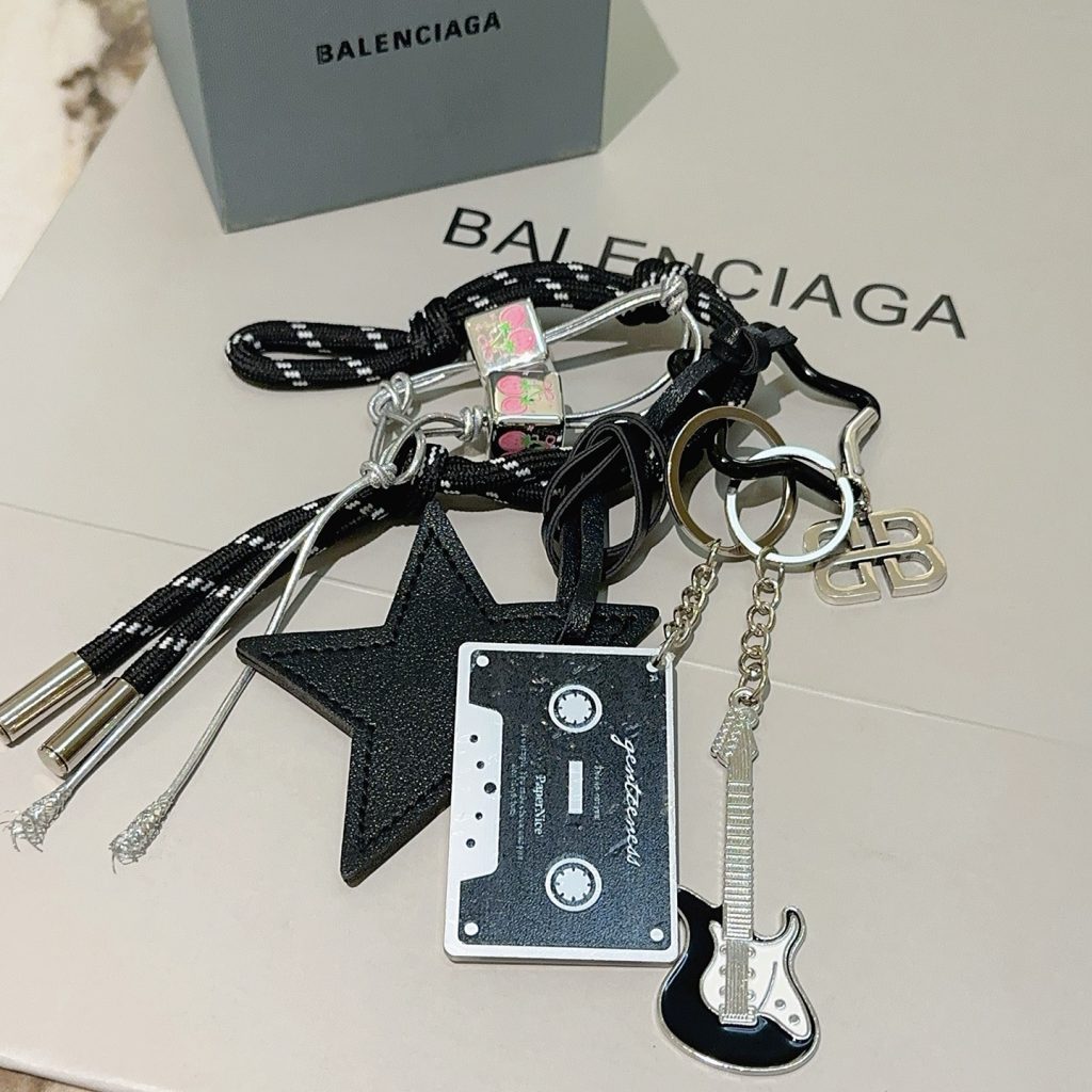 BALENCIAGA キーリング 6個セット ブラック 韓国風デザイン 🎸 - 画像 4