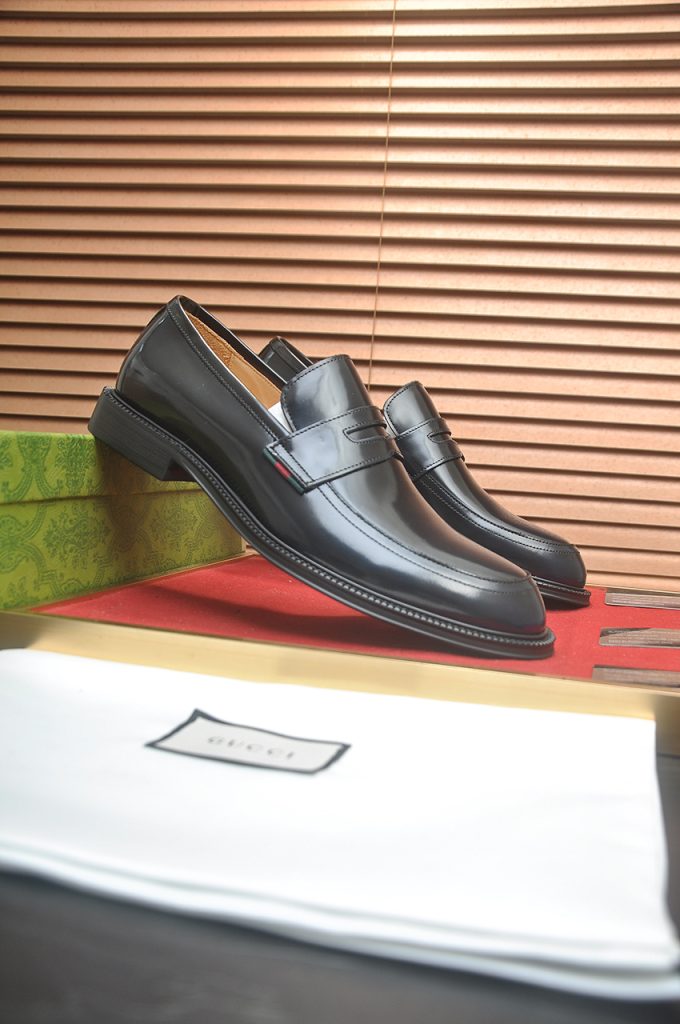 GUCCI メンズ ローファー 黒 41 本革 イタリア製 2色入 🥾 - 画像 2