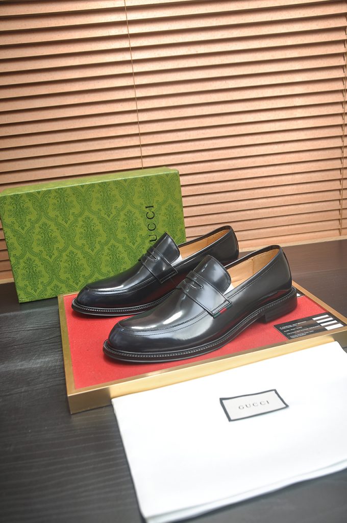 GUCCI メンズ ローファー 黒 41 本革 イタリア製 2色入 🥾 - 画像 3