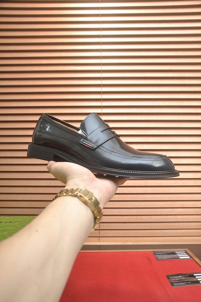 GUCCI メンズ ローファー 黒 41 本革 イタリア製 2色入 🥾 - 画像 4