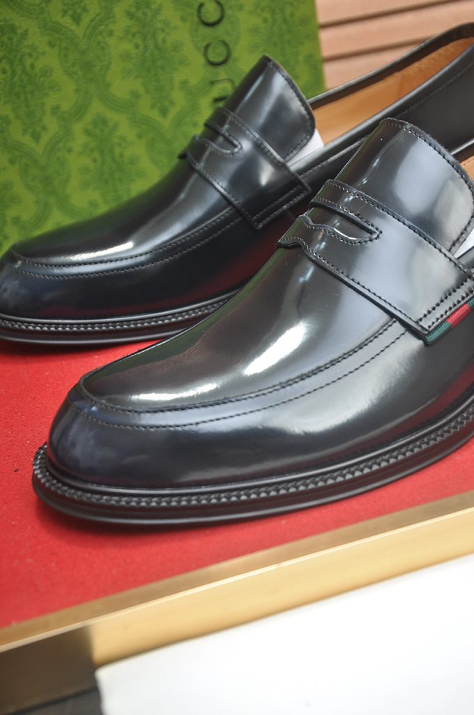 GUCCI メンズ ローファー 黒 41 本革 イタリア製 2色入 🥾 - 画像 8