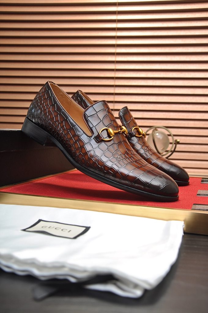 GUCCI メンズ ローファー 本革 本革 クロコダイル柄 ブラウン 金具付き 靴 🐊 - 画像 2
