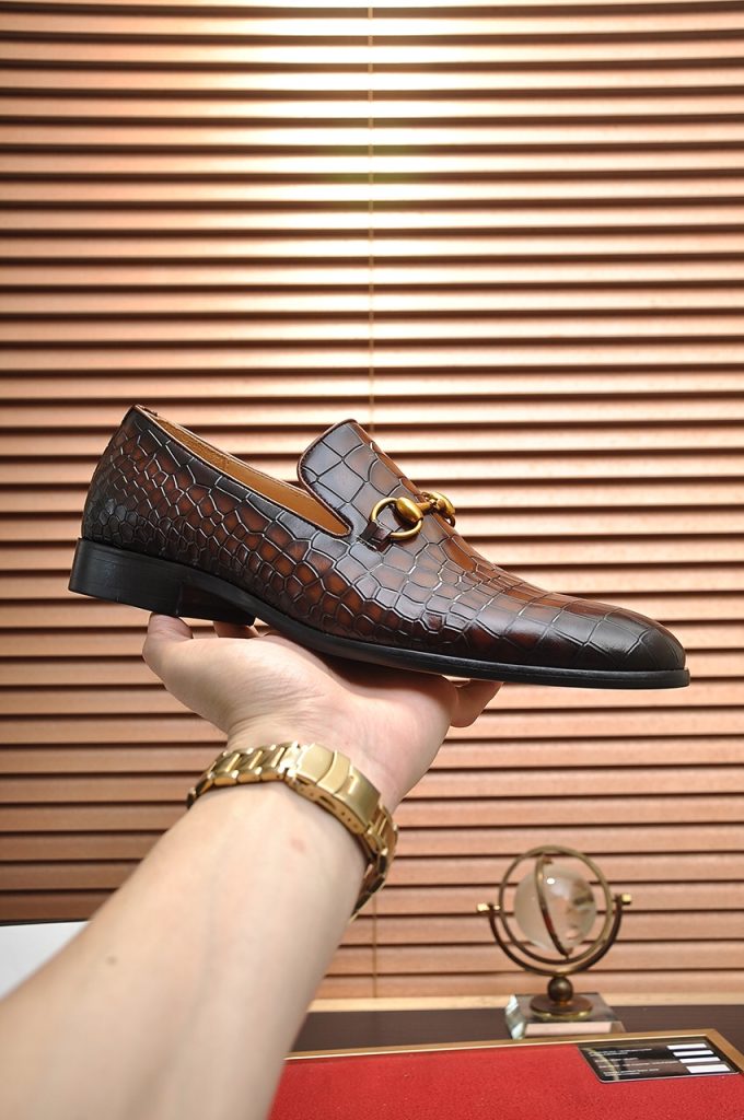 GUCCI メンズ ローファー 本革 本革 クロコダイル柄 ブラウン 金具付き 靴 🐊 - 画像 4