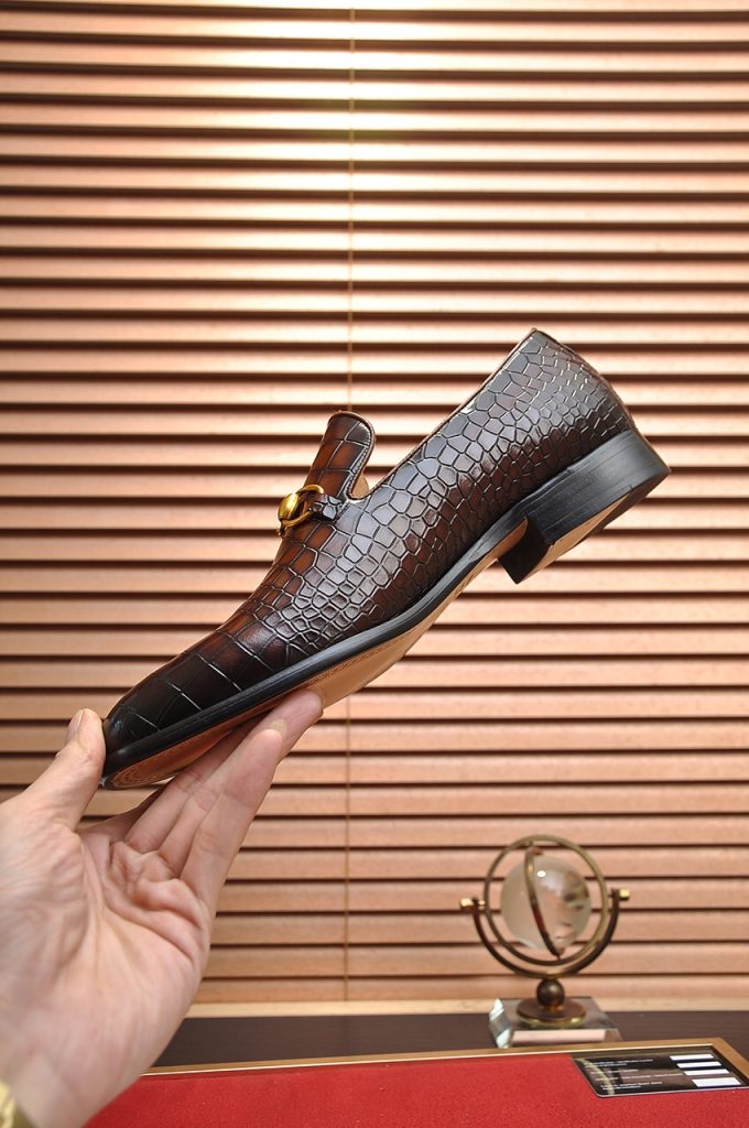 GUCCI メンズ ローファー 本革 本革 クロコダイル柄 ブラウン 金具付き 靴 🐊 - 画像 5
