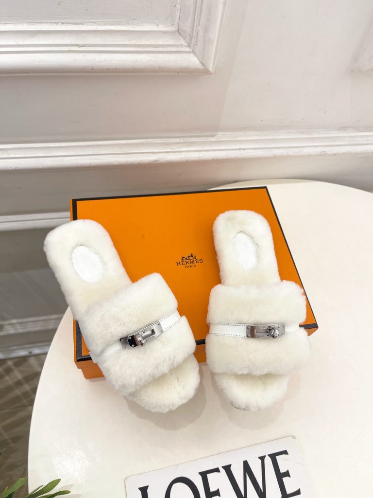 エレガントな HERMÈS ファー フラット サンダル 白色 1色入 🐾 - 画像 2