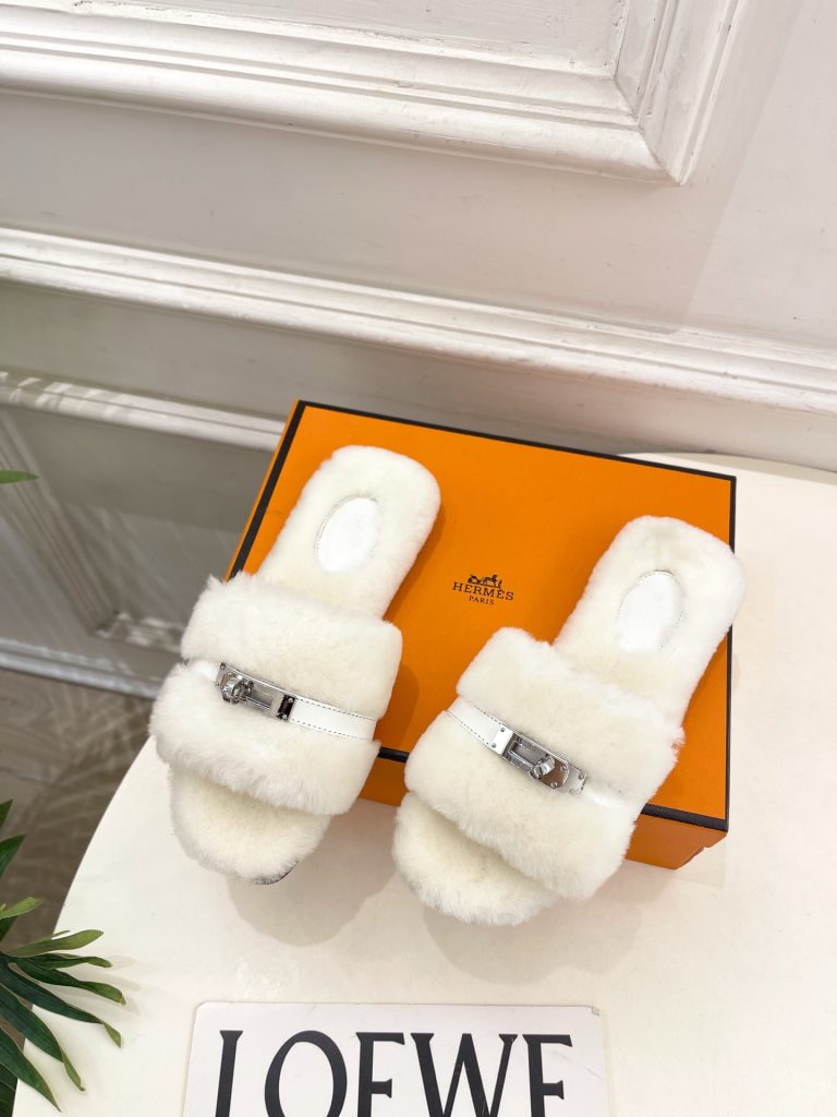 エレガントな HERMÈS ファー フラット サンダル 白色 1色入 🐾 - 画像 3