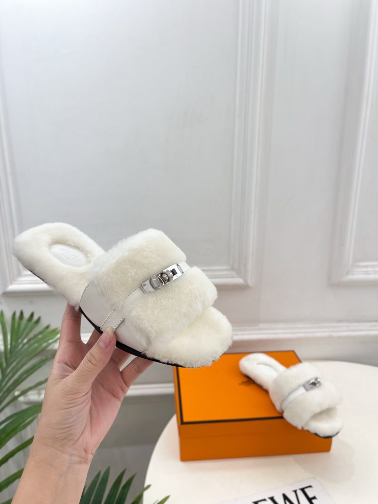 エレガントな HERMÈS ファー フラット サンダル 白色 1色入 🐾 - 画像 4