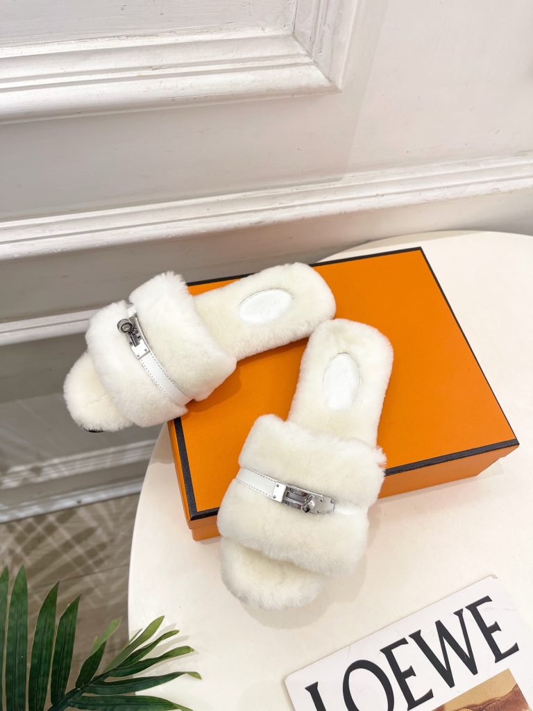 エレガントな HERMÈS ファー フラット サンダル 白色 1色入 🐾 - 画像 5