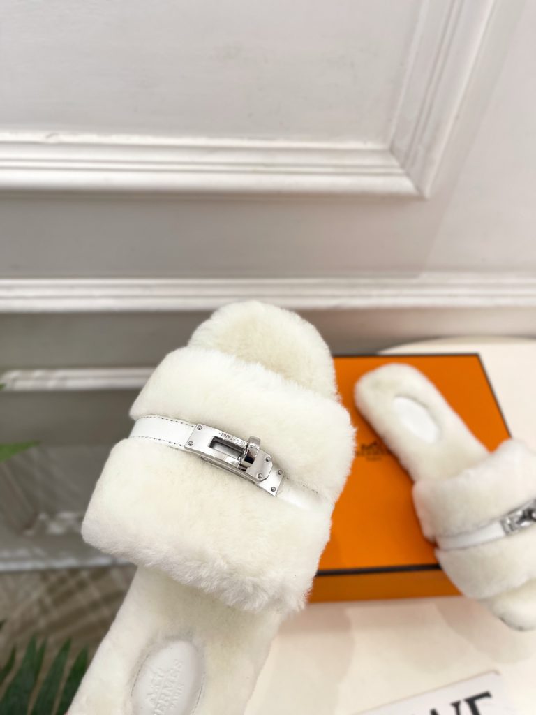 エレガントな HERMÈS ファー フラット サンダル 白色 1色入 🐾 - 画像 6