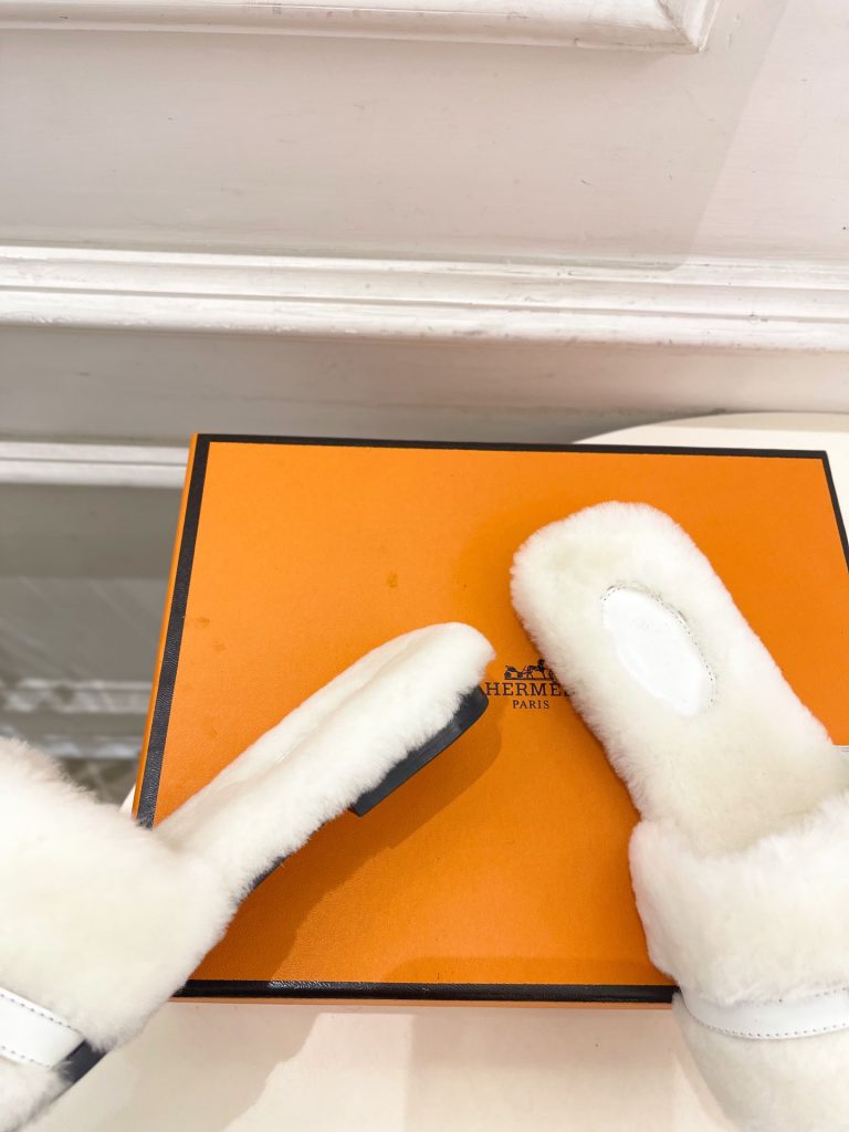 エレガントな HERMÈS ファー フラット サンダル 白色 1色入 🐾 - 画像 7