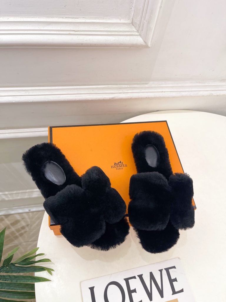 エレガントな エルメス スリッポン ブラック 1色 45mmの厚底で履き心地抜群のファーサンダル 🐾 - 画像 2