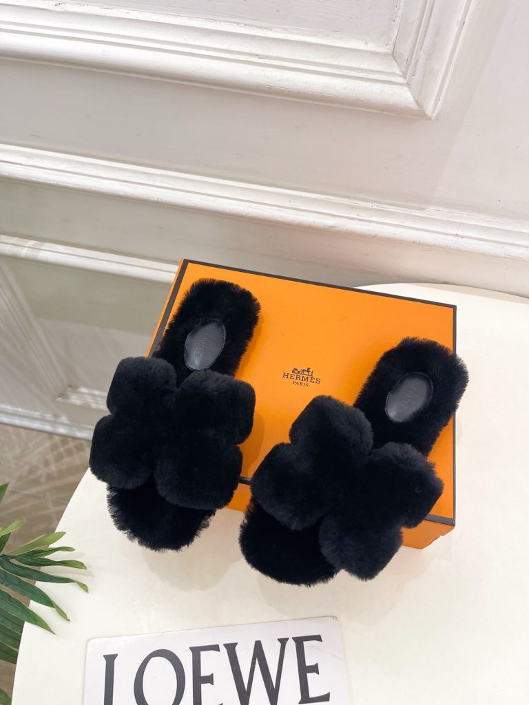 エレガントな エルメス スリッポン ブラック 1色 45mmの厚底で履き心地抜群のファーサンダル 🐾 - 画像 3