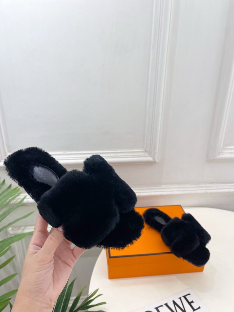 エレガントな エルメス スリッポン ブラック 1色 45mmの厚底で履き心地抜群のファーサンダル 🐾 - 画像 4