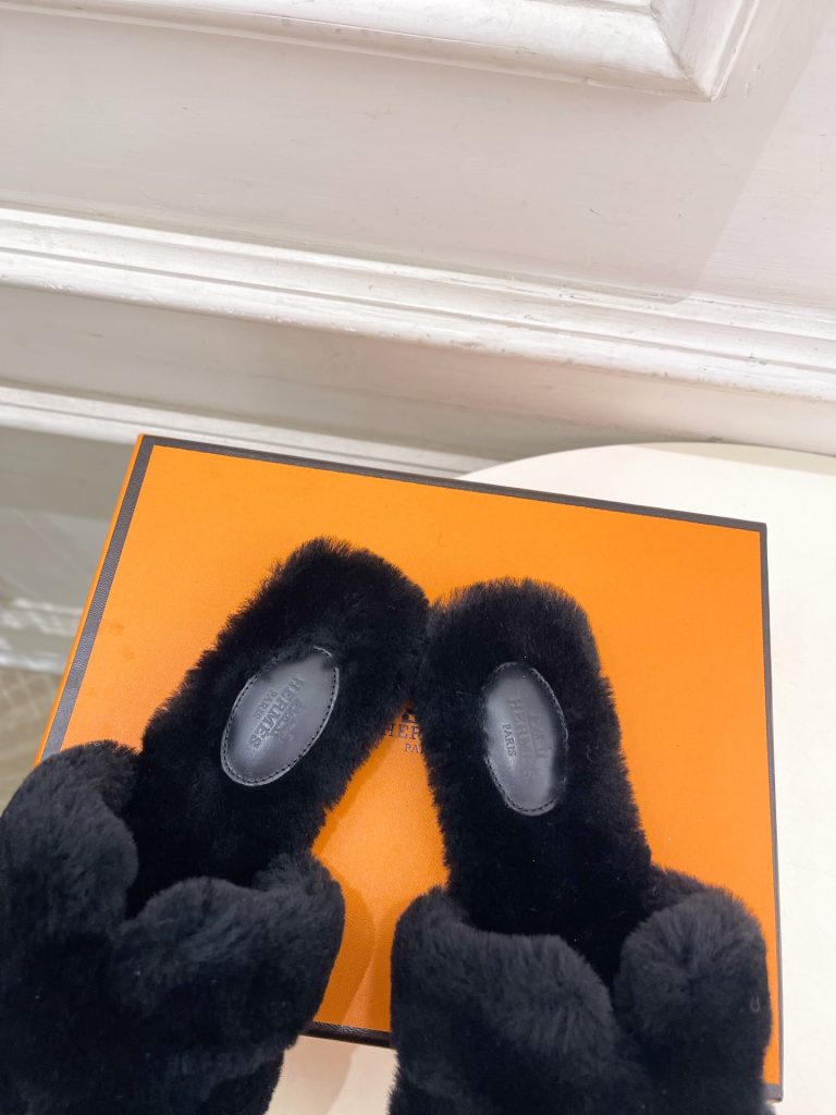 エレガントな エルメス スリッポン ブラック 1色 45mmの厚底で履き心地抜群のファーサンダル 🐾 - 画像 6