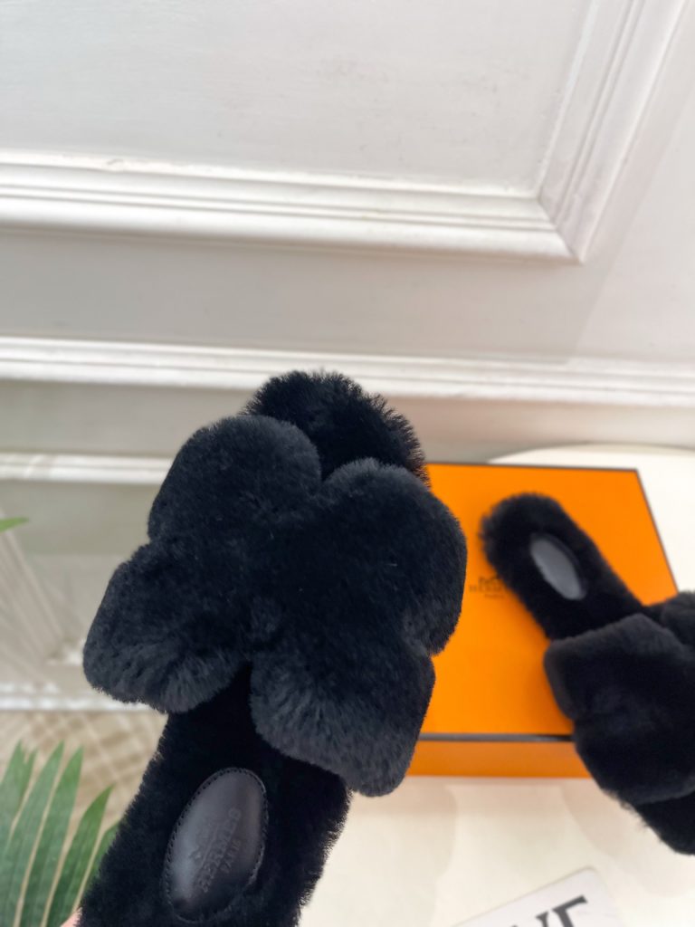 エレガントな エルメス スリッポン ブラック 1色 45mmの厚底で履き心地抜群のファーサンダル 🐾 - 画像 8