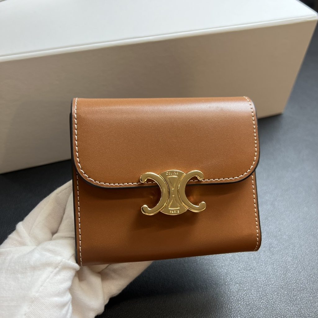 CELINE セリーヌ レザーワallet ブラウン 二つ折り 小銭入れ付き 1色入 - 画像 3