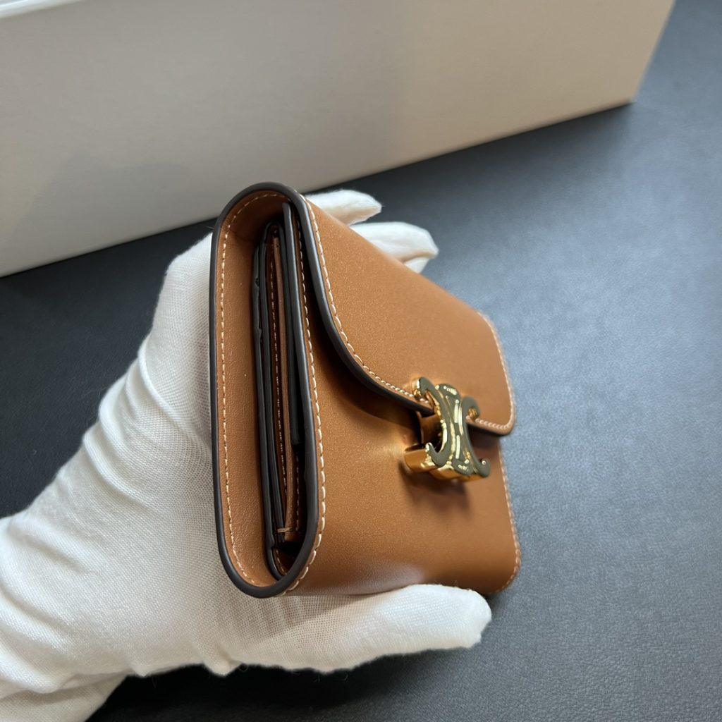 CELINE セリーヌ レザーワallet ブラウン 二つ折り 小銭入れ付き 1色入 - 画像 4