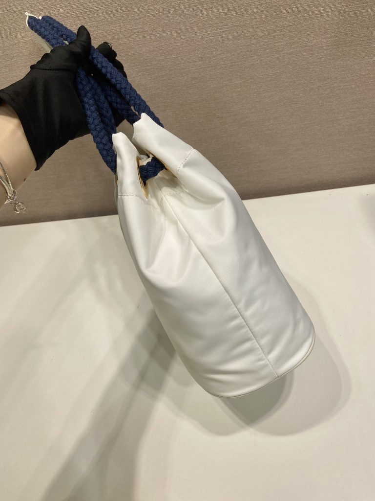 プラダ バッグ ホワイト×ネイビー バスケットバッグ 1色入 - 画像 6