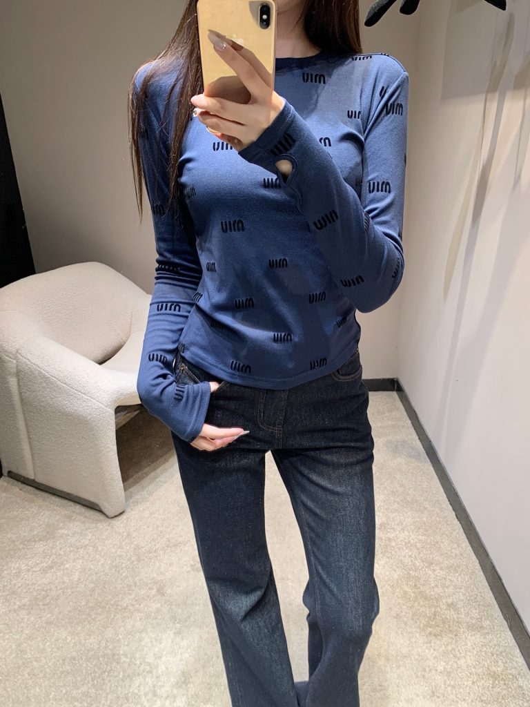 Miumi 210 25FW秋冬 新作 字母植 印花 長袖Tシャツ ブルー 伸縮性ニット素材 - 画像 2