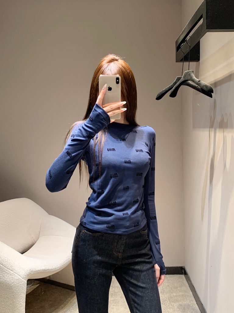 Miumi 210 25FW秋冬 新作 字母植 印花 長袖Tシャツ ブルー 伸縮性ニット素材 - 画像 3