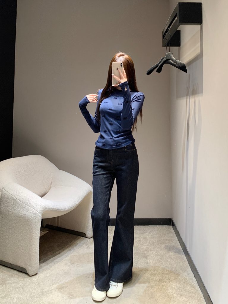 Miumi 210 25FW秋冬 新作 字母植 印花 長袖Tシャツ ブルー 伸縮性ニット素材 - 画像 6