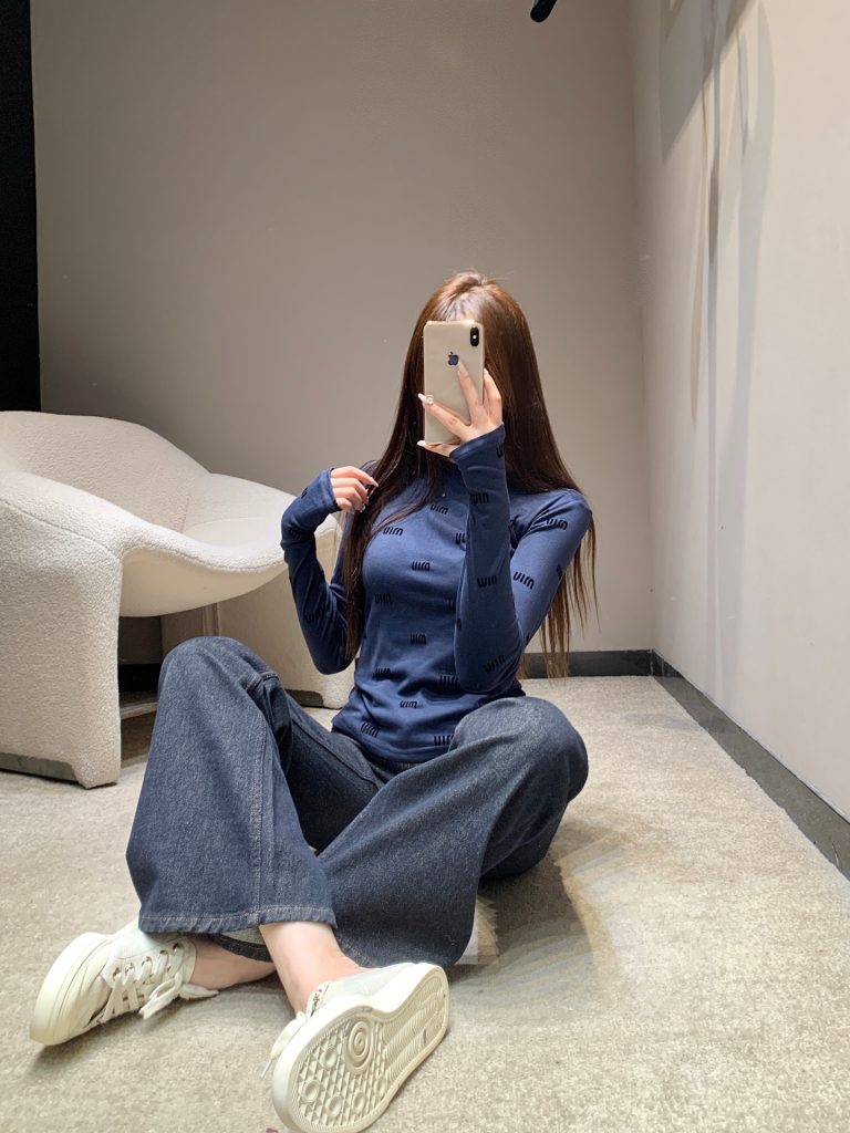Miumi 210 25FW秋冬 新作 字母植 印花 長袖Tシャツ ブルー 伸縮性ニット素材 - 画像 7