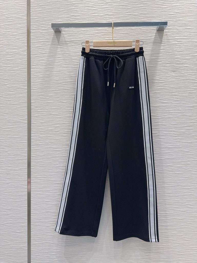 Miu Miu 410 2025秋冬 ブラック 高級感運動トレーナー ロゴ入り 3WAY 2WAY 黒 360 - 画像 2