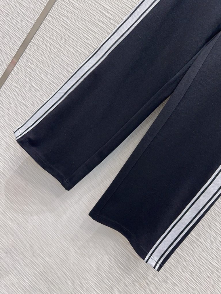 Miu Miu 410 2025秋冬 ブラック 高級感運動トレーナー ロゴ入り 3WAY 2WAY 黒 360 - 画像 6