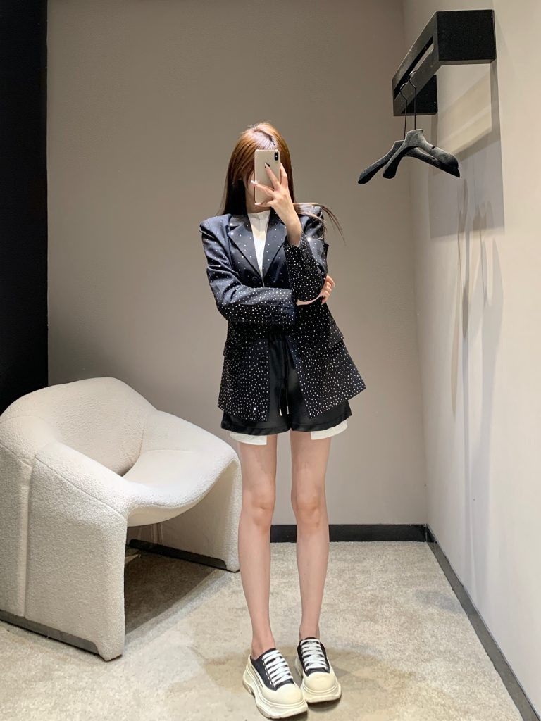 430 Miumi 25Fw フルスパンスパンコート 黒 天星 ポイント刺繍 フルオーバー ファッション ショートスリーブ ストレッチ素材 3サイズ展開 - 画像 4
